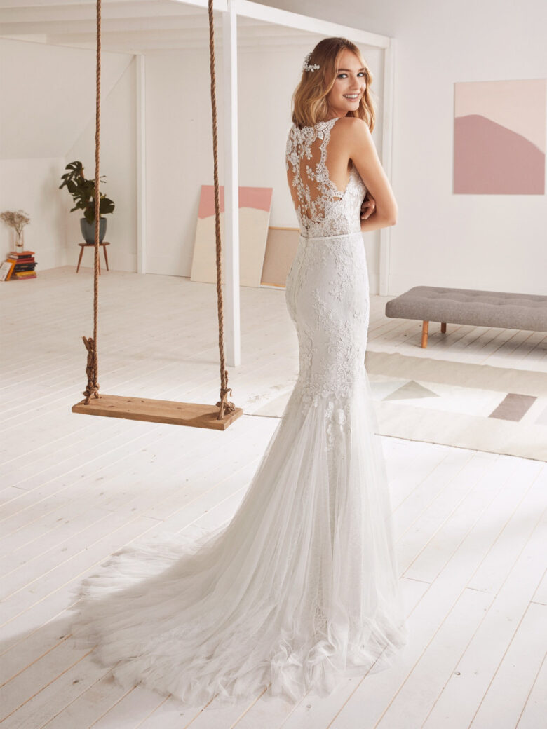 25 Best Wedding Dresses For Tall Brides In 2019 Royal Wedding 7454
