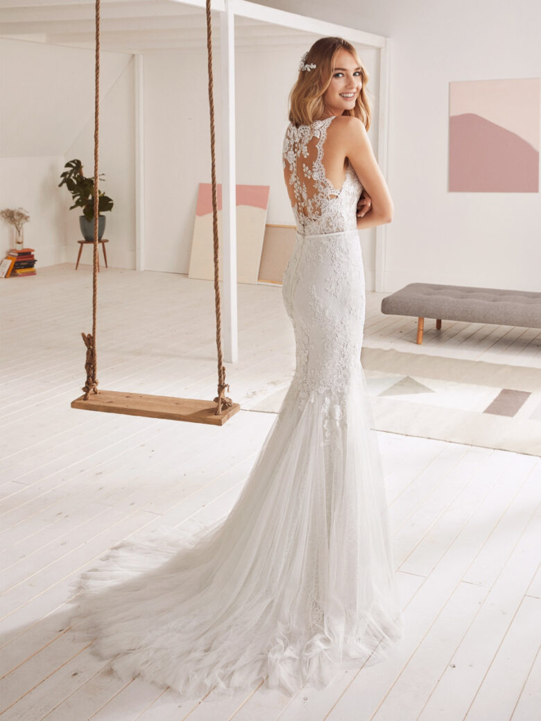 25 Best Wedding Dresses For Tall Brides In 2019 Royal Wedding 