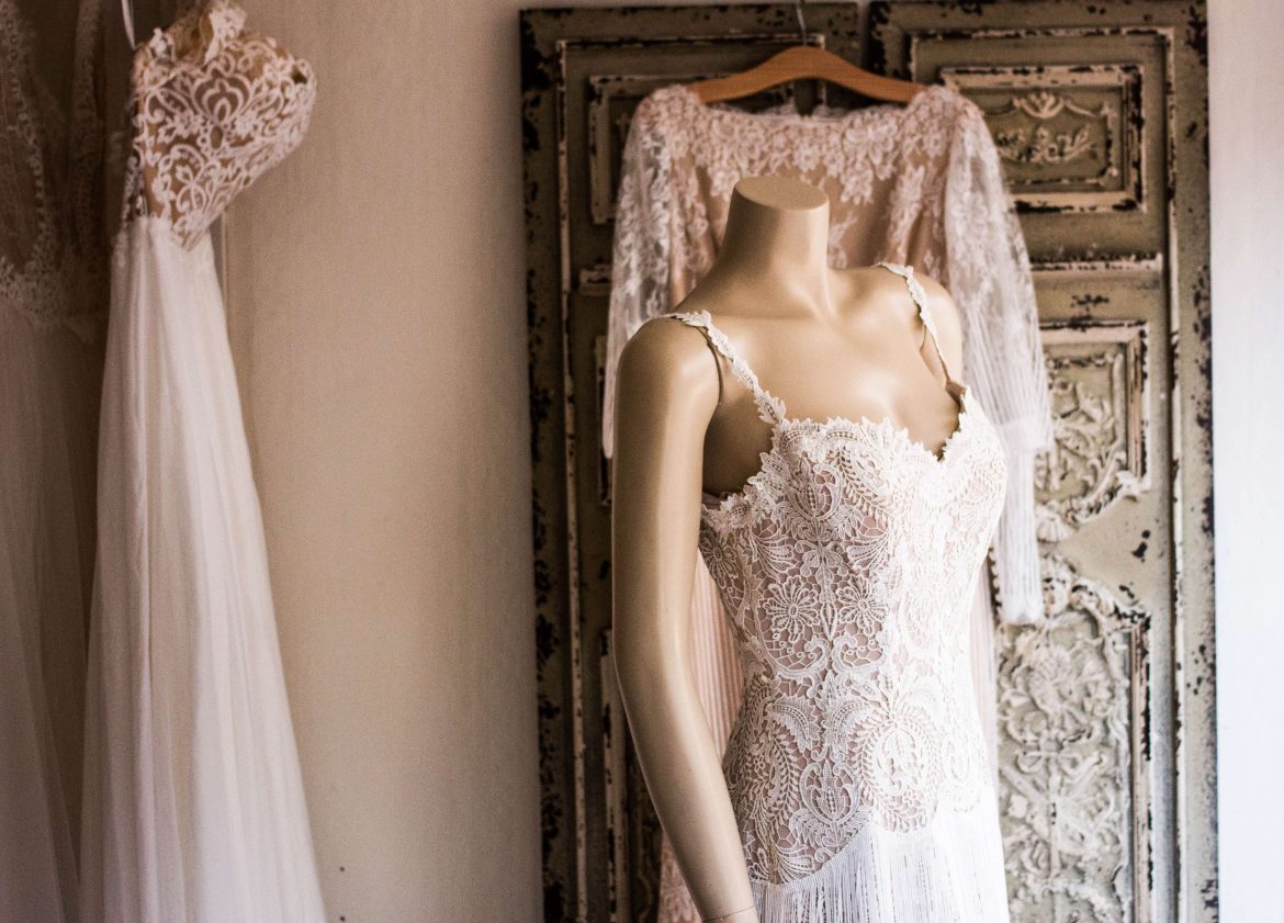 the-pros-cons-of-renting-a-wedding-dress-rent-wedding-dress-rental-wedding-dresses-bridal