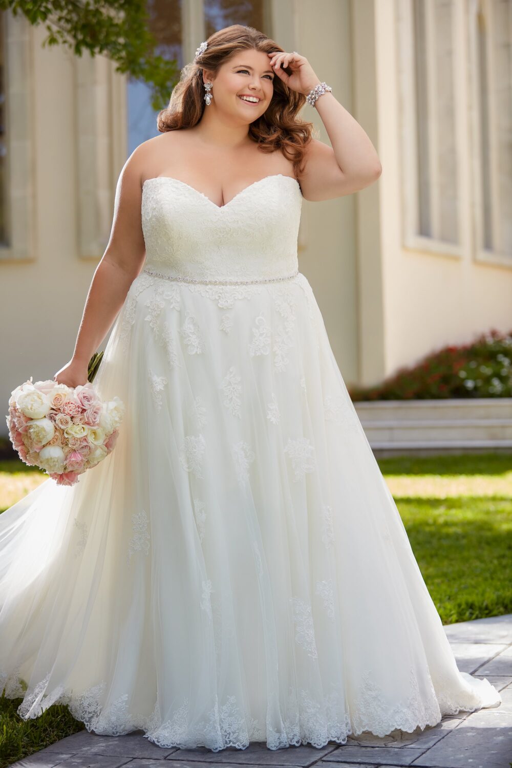 23 Best Wedding Dresses for Curvy Ladies for 2021 - Royal Wedding