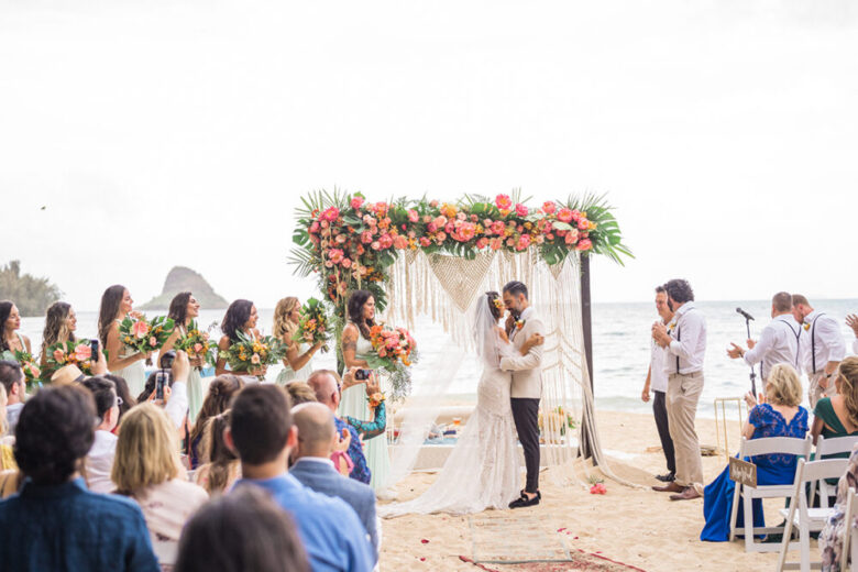 Hawaiian Wedding Fill Your Ceremony With Emotion Tradition And Beach Royal Wedding